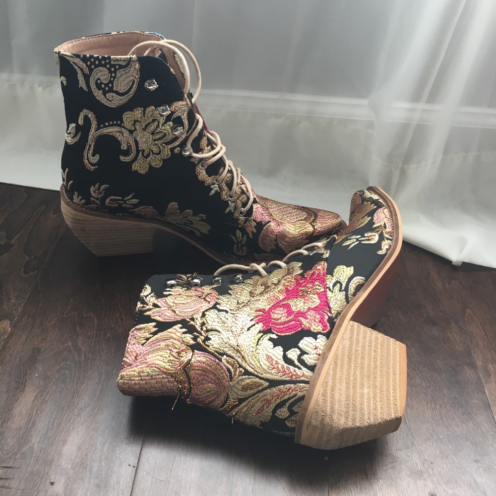 Lace-up Western booties